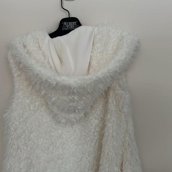 Cream colored ultra soft vest with hood - Picture 2 of 2
